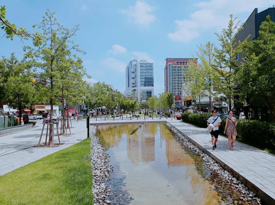 Gyeongui Line Forest Park (Yeonnam)